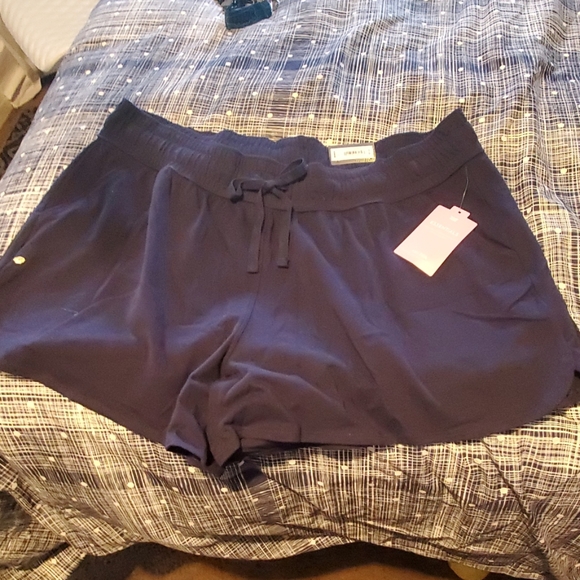 Shorts - Picture 2 of 7